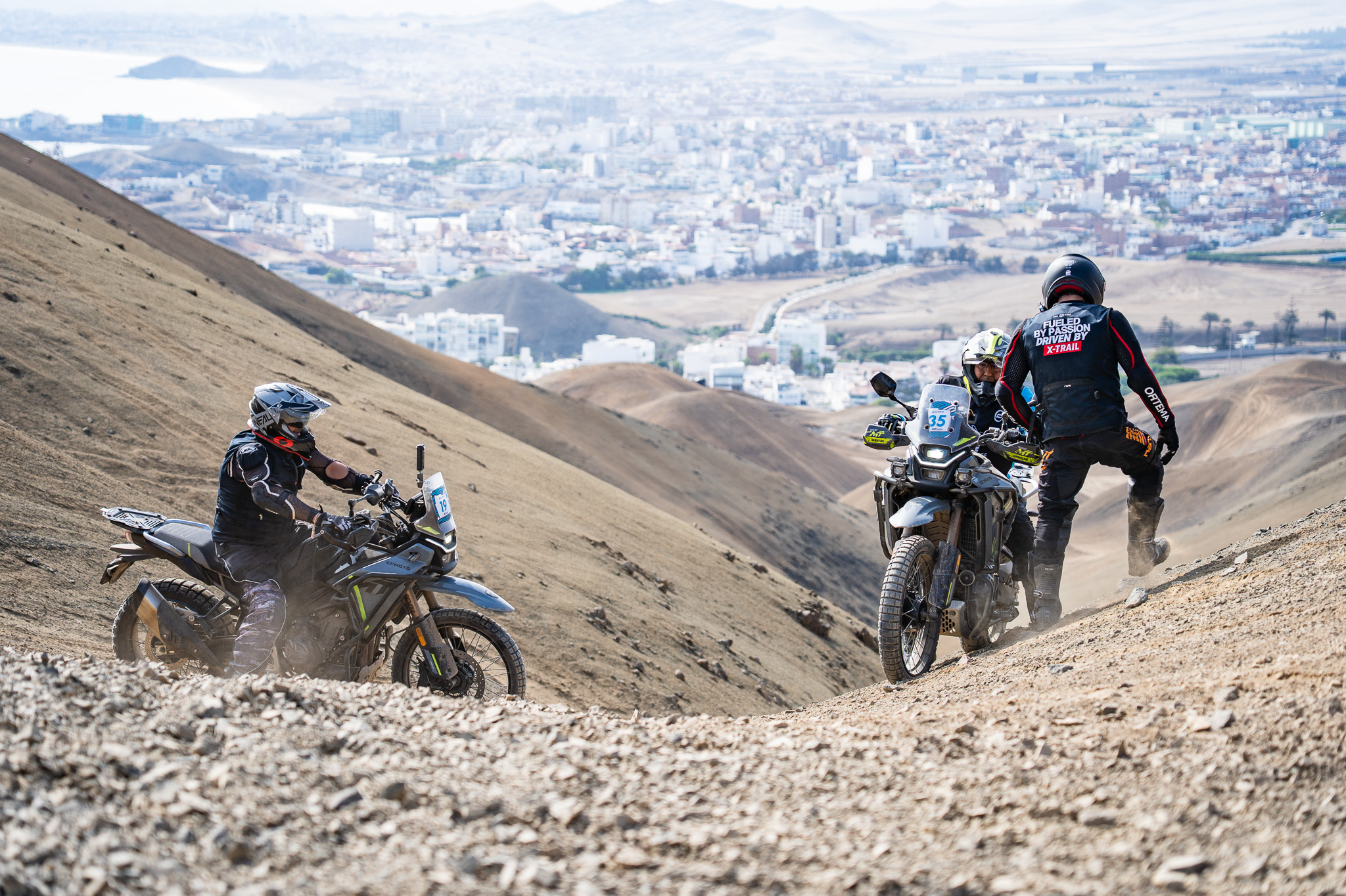 Riders avanzando juntos en terreno exigente
